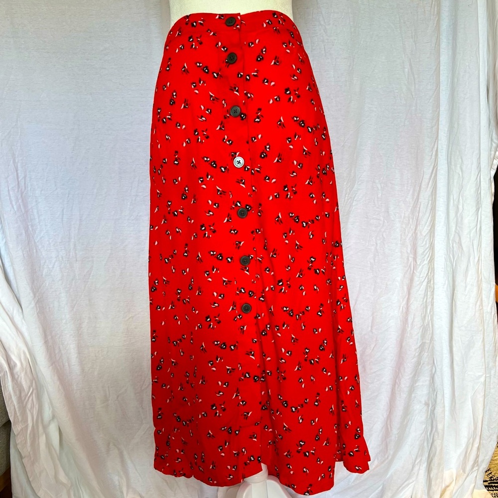 Gap button front skirt with black and white floral print. MIDI length, size 8.